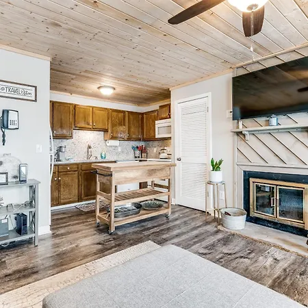 Pinnacle Beech Mountain Room photo