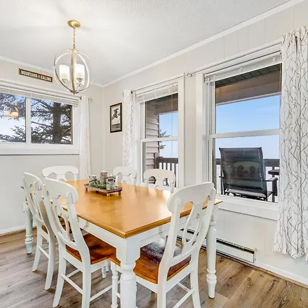 Pinnacle Beech Mountain Room photo